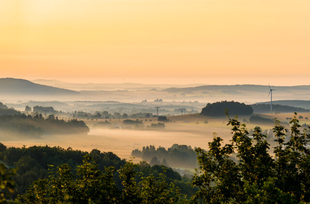 Pohled na kopcovitou krajinu ve večerních hodinách